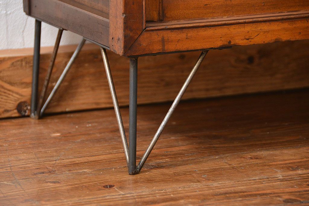 アンティーク家具　アンティーク 鉄脚付きダイヤガラス収納棚(食器棚、鉄足)