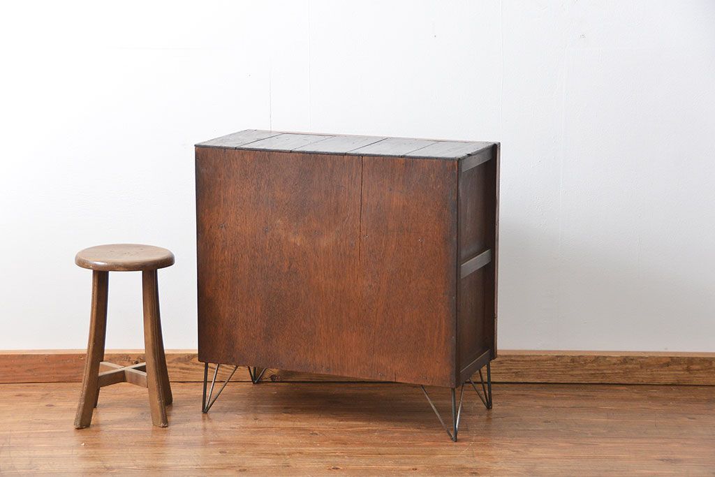 アンティーク家具　アンティーク 鉄脚付きダイヤガラス収納棚(食器棚、鉄足)