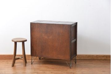 アンティーク家具　アンティーク 鉄脚付きダイヤガラス収納棚(食器棚、鉄足)