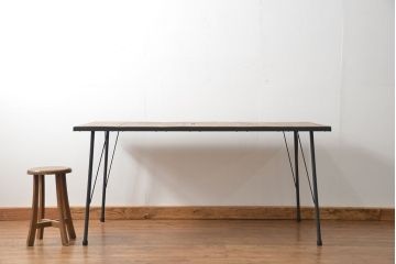 アンティーク家具　アンティーク 古材天板の鉄枠付き鉄脚テーブル(2)(作業台、デスク、陳列台、机、在宅ワーク、在宅用鉄足)
