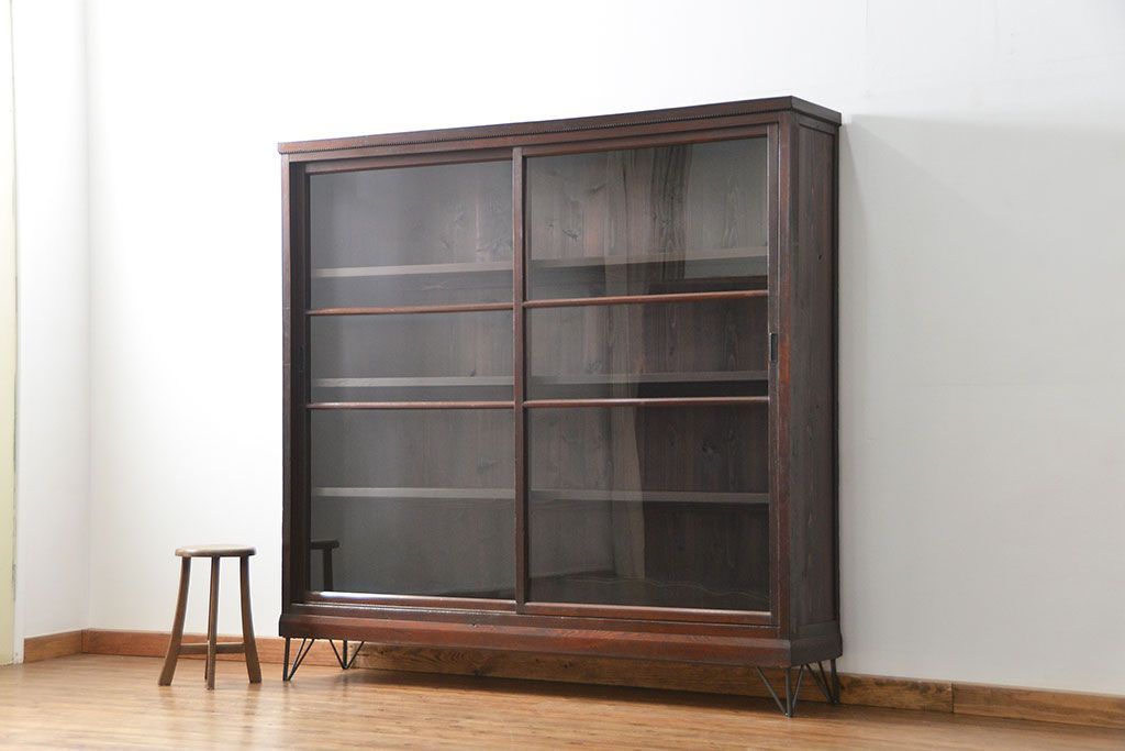 アンティーク家具　アンティーク 古い木の大きな脚付き収納棚(足付きガラスケース、飾り棚)