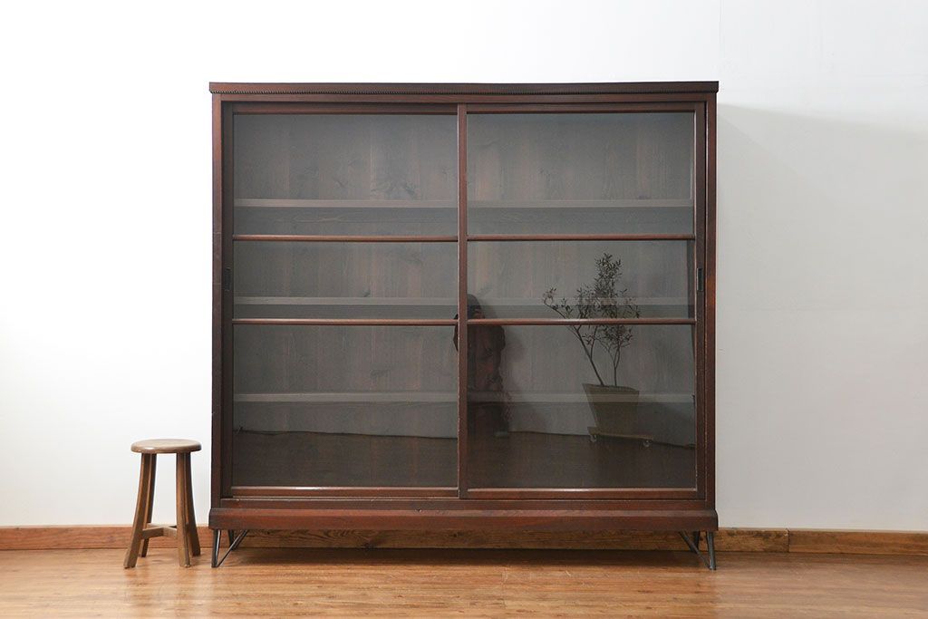 アンティーク家具　アンティーク 古い木の大きな脚付き収納棚(足付きガラスケース、飾り棚)