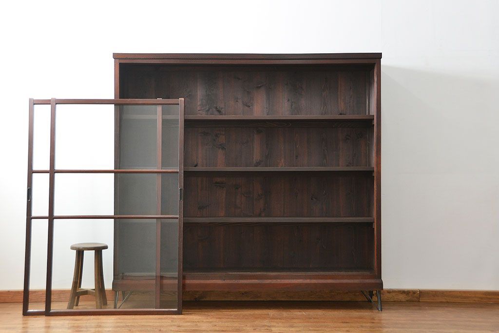 アンティーク家具　アンティーク 古い木の大きな脚付き収納棚(足付きガラスケース、飾り棚)