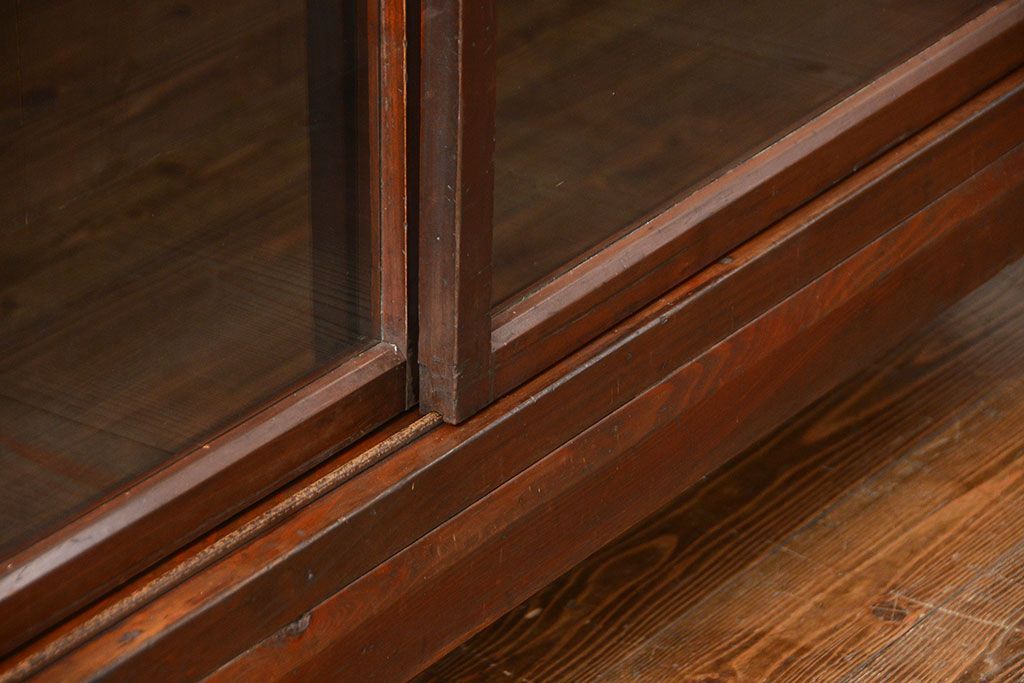 アンティーク家具　アンティーク 古い木の大きな脚付き収納棚(足付きガラスケース、飾り棚)