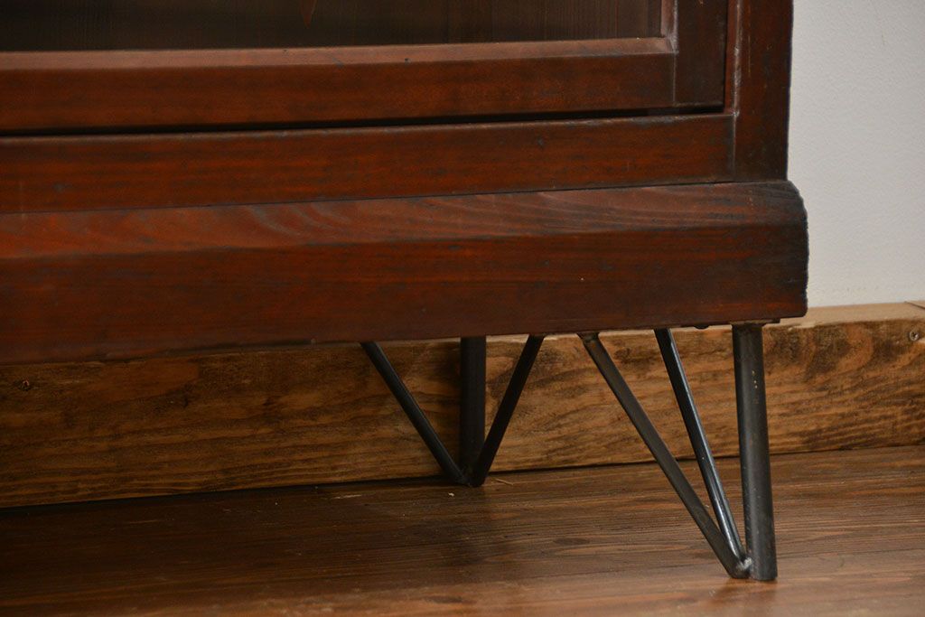 アンティーク家具　アンティーク 古い木の大きな脚付き収納棚(足付きガラスケース、飾り棚)