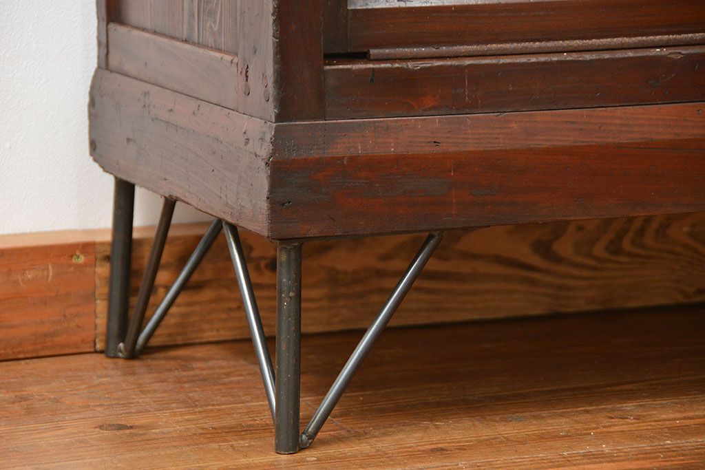 アンティーク家具　アンティーク 古い木の大きな脚付き収納棚(足付きガラスケース、飾り棚)