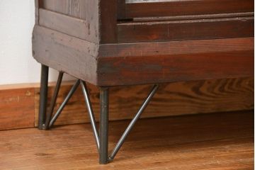 アンティーク家具　アンティーク 古い木の大きな脚付き収納棚(足付きガラスケース、飾り棚)