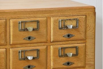レトロ家具　昭和レトロ 重厚でかわいい脚付きナラ材カードケース(小引き出し、チェスト、ドロワー、図書館、図書室)