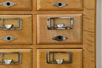 レトロ家具　昭和レトロ 重厚でかわいい脚付きナラ材カードケース(小引き出し、チェスト、ドロワー、図書館、図書室)