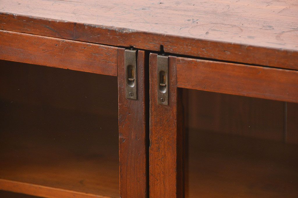 レトロ家具　昭和レトロ 古い木の小振りな本箱(ブックケース、本棚)