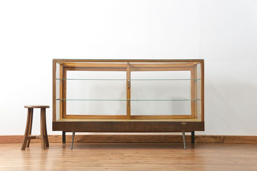 レトロ家具　昭和レトロ 脚付き横長ガラスケース(ショーケース、飾り棚)
