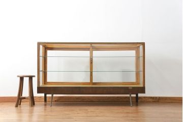 レトロ家具　昭和レトロ 脚付き横長ガラスケース(ショーケース、飾り棚)