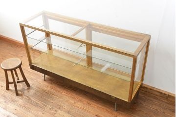レトロ家具　昭和レトロ 脚付き横長ガラスケース(ショーケース、飾り棚)