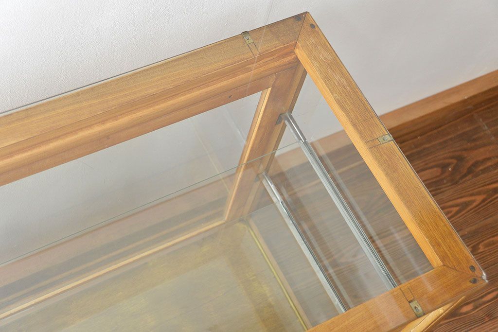 レトロ家具　昭和レトロ 脚付き横長ガラスケース(ショーケース、飾り棚)