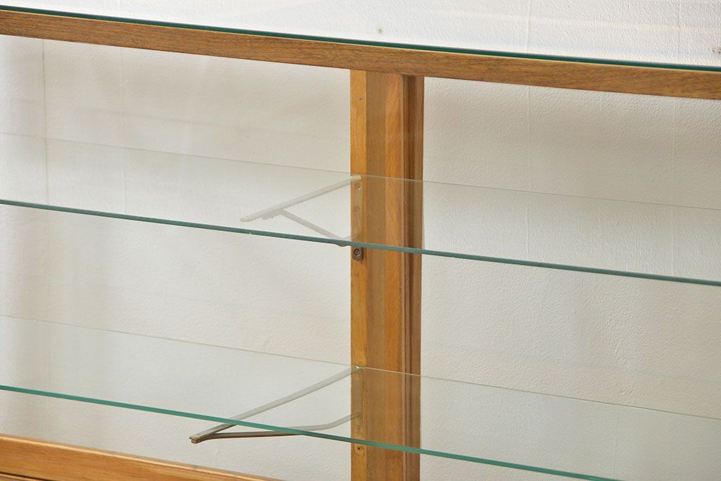レトロ家具　昭和レトロ 脚付き横長ガラスケース(ショーケース、飾り棚)