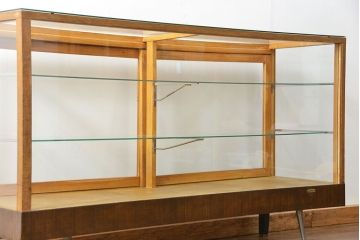 レトロ家具　昭和レトロ 脚付き横長ガラスケース(ショーケース、飾り棚)