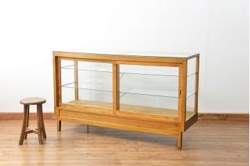 レトロ家具　昭和レトロ 脚付き横長ガラスケース(ショーケース、飾り棚)
