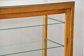 レトロ家具　昭和レトロ 脚付き横長ガラスケース(ショーケース、飾り棚)