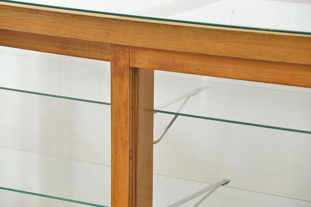 レトロ家具　昭和レトロ 脚付き横長ガラスケース(ショーケース、飾り棚)