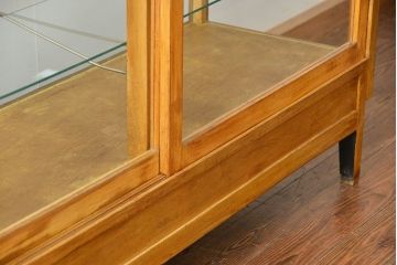 レトロ家具　昭和レトロ 脚付き横長ガラスケース(ショーケース、飾り棚)