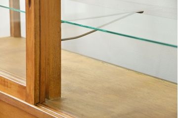 レトロ家具　昭和レトロ 脚付き横長ガラスケース(ショーケース、飾り棚)