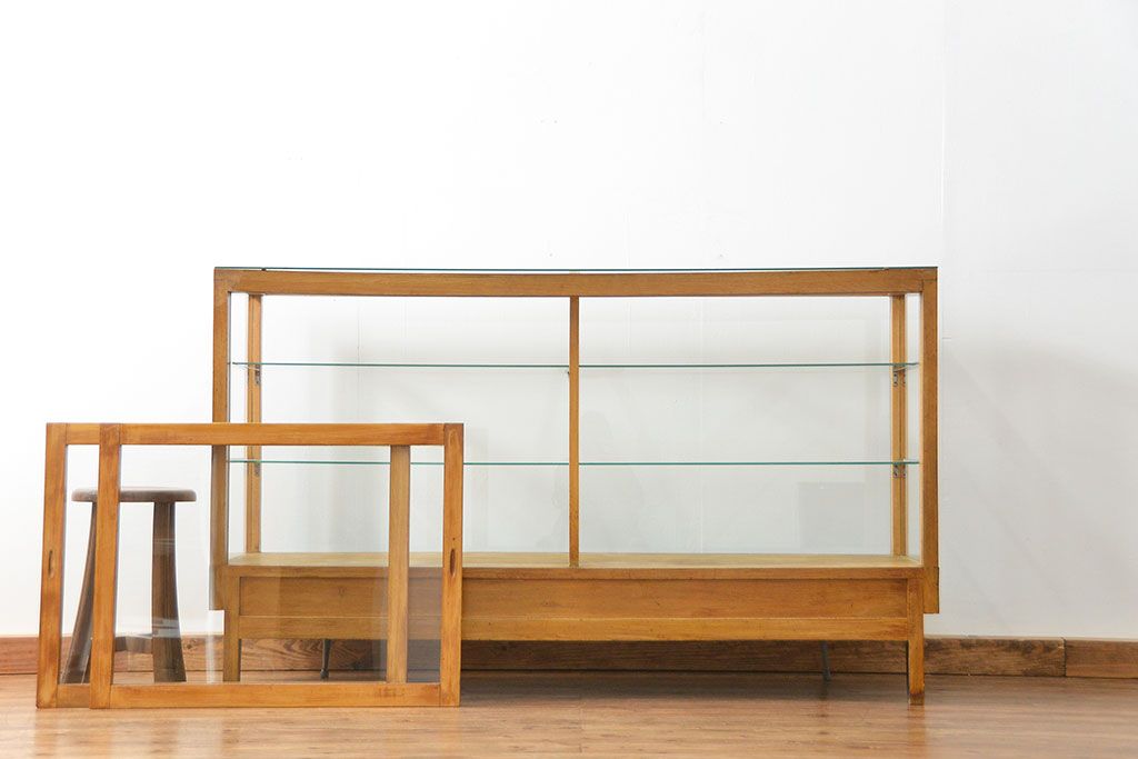 レトロ家具　昭和レトロ 脚付き横長ガラスケース(ショーケース、飾り棚)