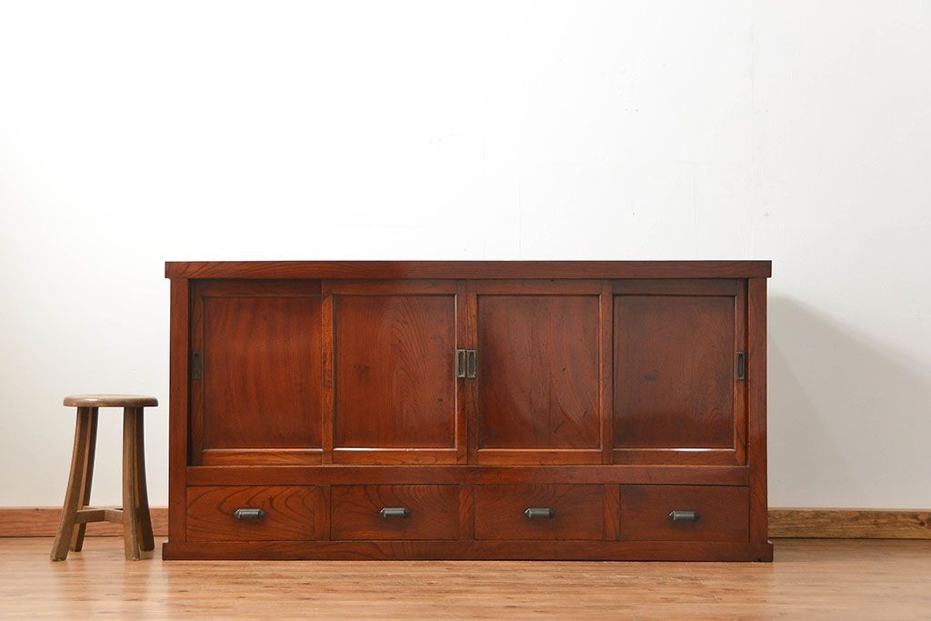 アンティーク家具　六尺　古民具・骨董 漆のキレイな前面欅材 重厚な水屋箪笥(収納棚、サイドボード)