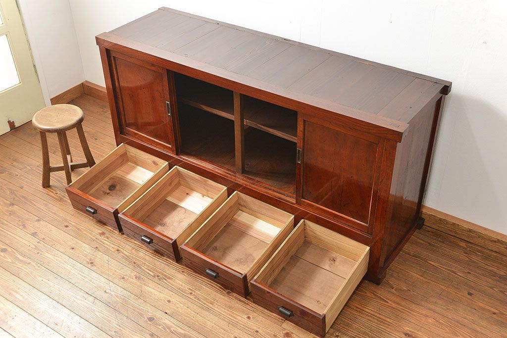 アンティーク家具　六尺　古民具・骨董 漆のキレイな前面欅材 重厚な水屋箪笥(収納棚、サイドボード)