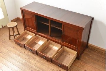 アンティーク家具　六尺　古民具・骨董 漆のキレイな前面欅材 重厚な水屋箪笥(収納棚、サイドボード)
