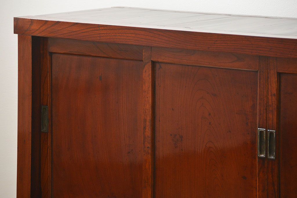 アンティーク家具　六尺　古民具・骨董 漆のキレイな前面欅材 重厚な水屋箪笥(収納棚、サイドボード)