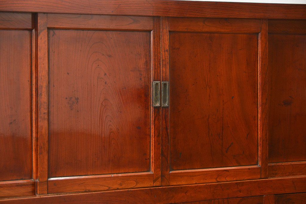 アンティーク家具　六尺　古民具・骨董 漆のキレイな前面欅材 重厚な水屋箪笥(収納棚、サイドボード)