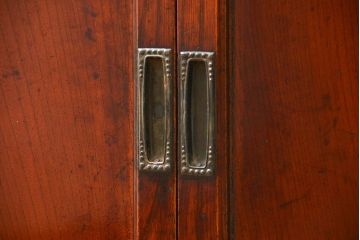 アンティーク家具　六尺　古民具・骨董 漆のキレイな前面欅材 重厚な水屋箪笥(収納棚、サイドボード)