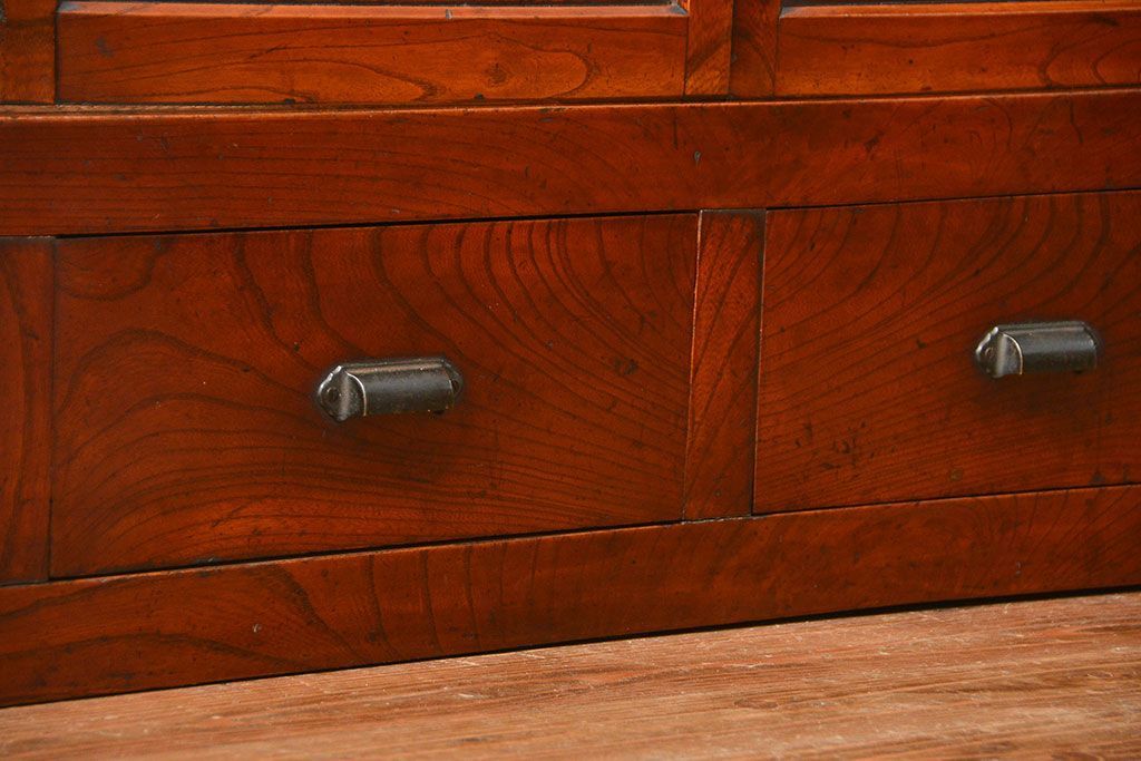 アンティーク家具　六尺　古民具・骨董 漆のキレイな前面欅材 重厚な水屋箪笥(収納棚、サイドボード)