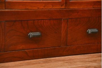 アンティーク家具　六尺　古民具・骨董 漆のキレイな前面欅材 重厚な水屋箪笥(収納棚、サイドボード)