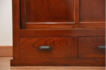 アンティーク家具　六尺　古民具・骨董 漆のキレイな前面欅材 重厚な水屋箪笥(収納棚、サイドボード)