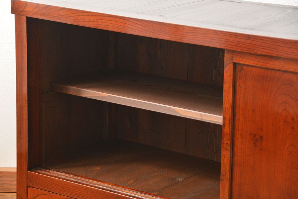 アンティーク家具　六尺　古民具・骨董 漆のキレイな前面欅材 重厚な水屋箪笥(収納棚、サイドボード)