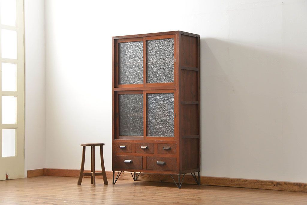 レトロ家具　昭和レトロ 鉄脚付きダイヤガラス収納棚(食器棚、戸棚)