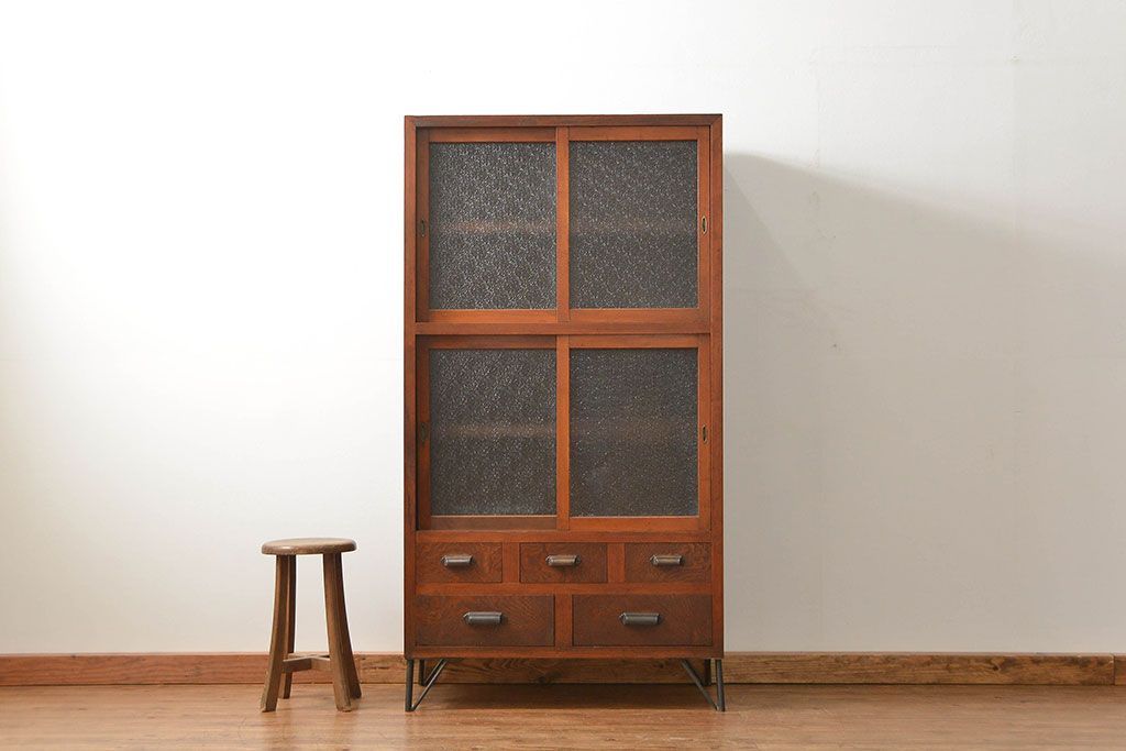 レトロ家具　昭和レトロ 鉄脚付きダイヤガラス収納棚(食器棚、戸棚)