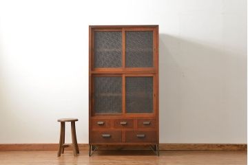 レトロ家具　昭和レトロ 鉄脚付きダイヤガラス収納棚(食器棚、戸棚)