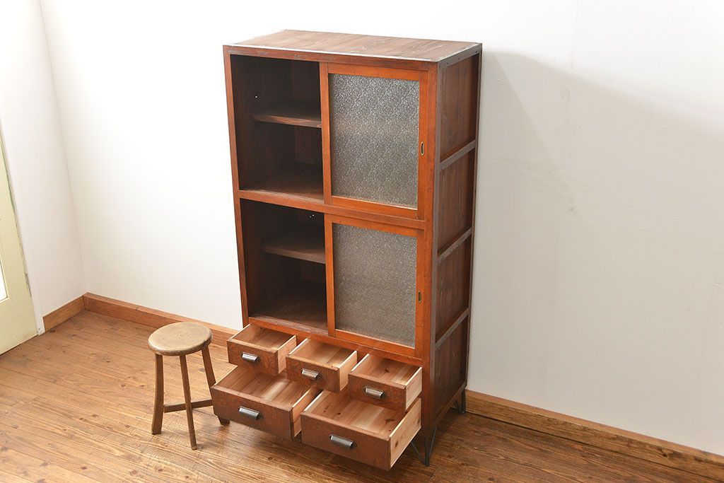 レトロ家具　昭和レトロ 鉄脚付きダイヤガラス収納棚(食器棚、戸棚)