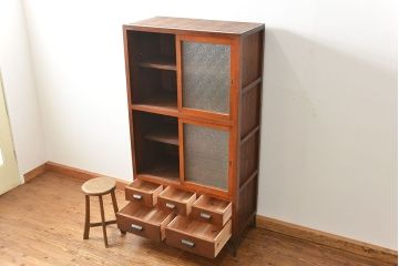 レトロ家具　昭和レトロ 鉄脚付きダイヤガラス収納棚(食器棚、戸棚)