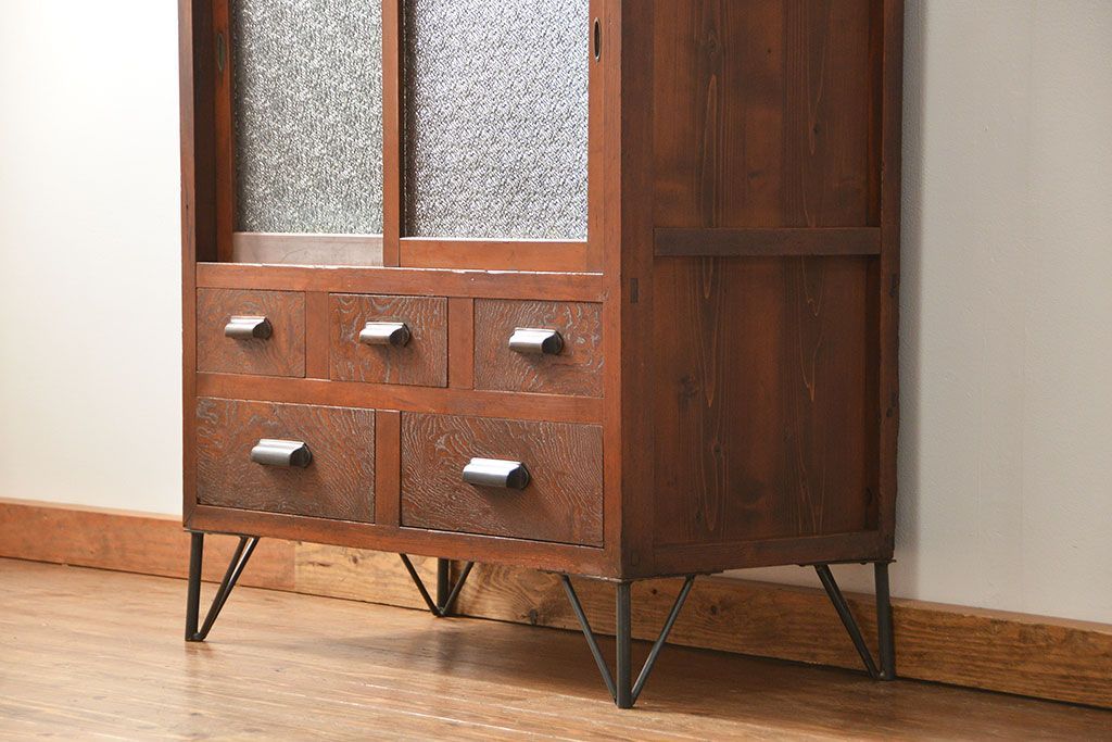 レトロ家具　昭和レトロ 鉄脚付きダイヤガラス収納棚(食器棚、戸棚)