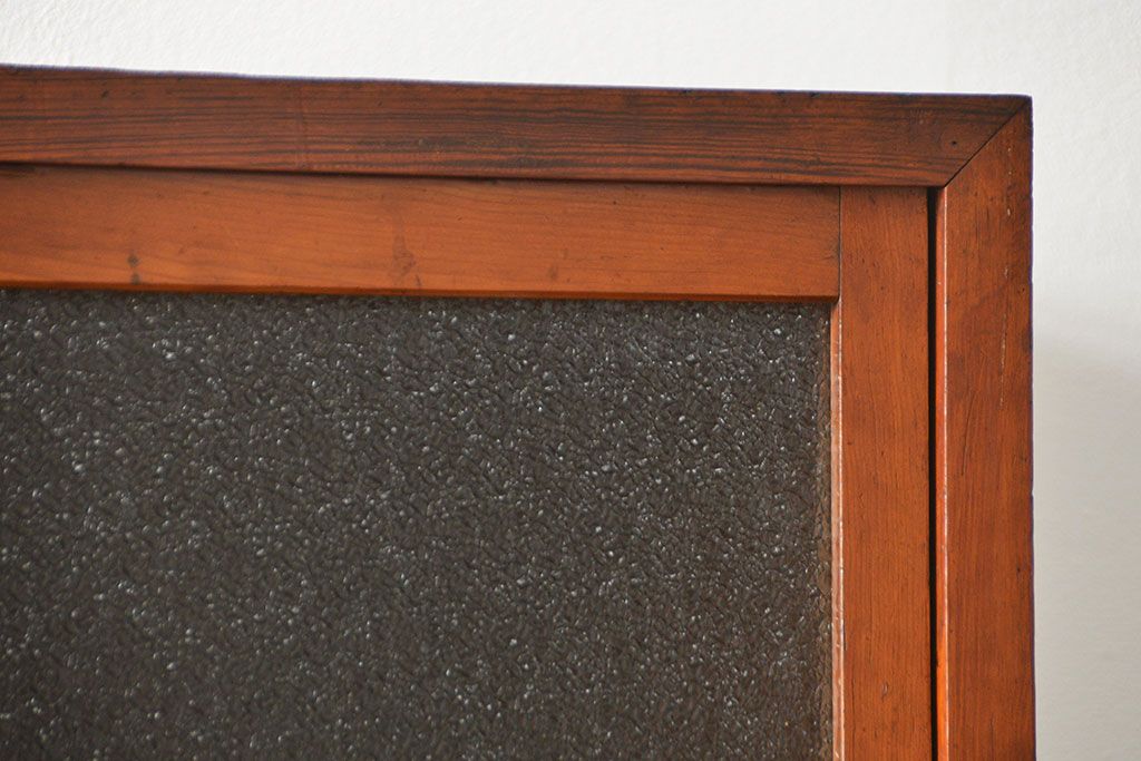 レトロ家具　昭和レトロ 鉄脚付きダイヤガラス収納棚(食器棚、戸棚)