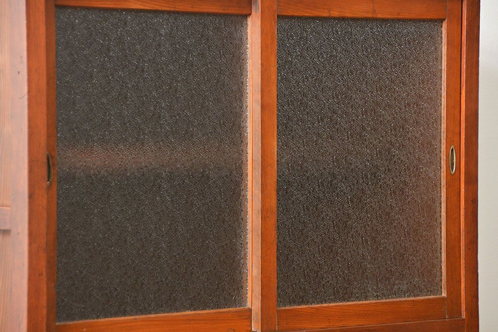 レトロ家具　昭和レトロ 鉄脚付きダイヤガラス収納棚(食器棚、戸棚)