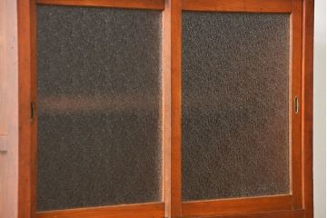 レトロ家具　昭和レトロ 鉄脚付きダイヤガラス収納棚(食器棚、戸棚)