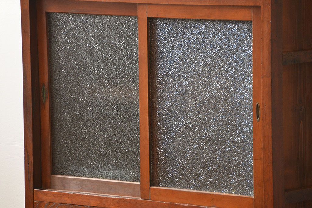 レトロ家具　昭和レトロ 鉄脚付きダイヤガラス収納棚(食器棚、戸棚)