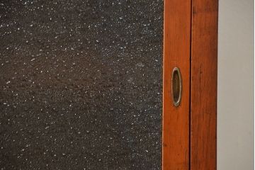 レトロ家具　昭和レトロ 鉄脚付きダイヤガラス収納棚(食器棚、戸棚)