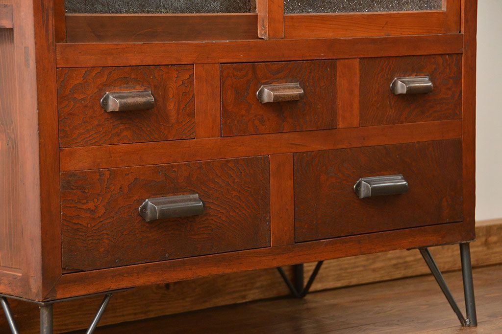 レトロ家具　昭和レトロ 鉄脚付きダイヤガラス収納棚(食器棚、戸棚)