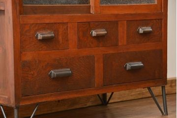 レトロ家具　昭和レトロ 鉄脚付きダイヤガラス収納棚(食器棚、戸棚)