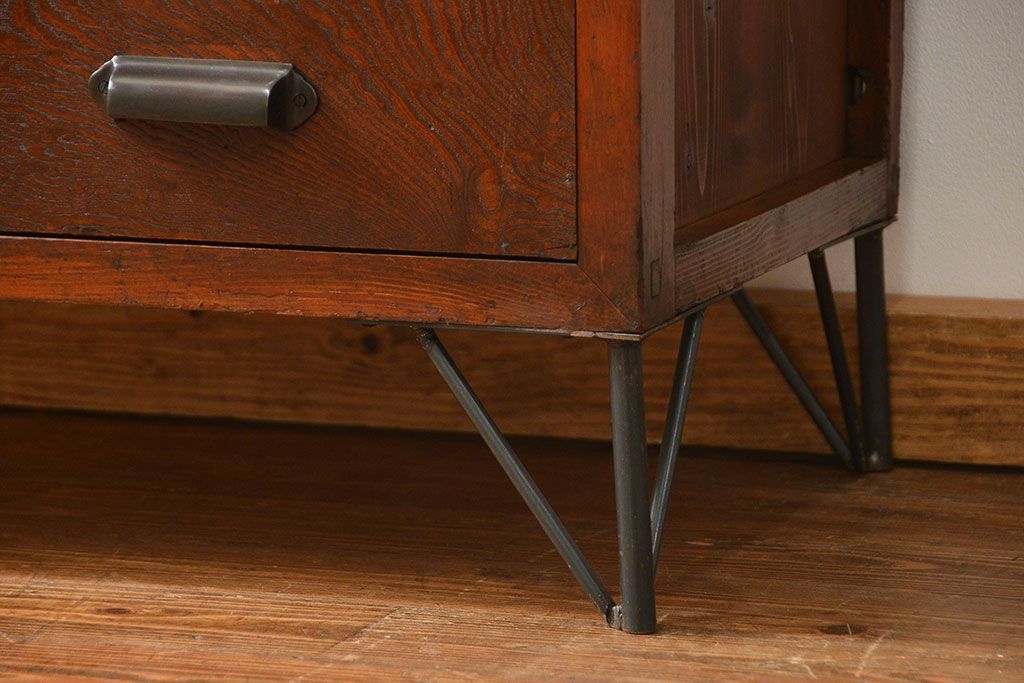 レトロ家具　昭和レトロ 鉄脚付きダイヤガラス収納棚(食器棚、戸棚)